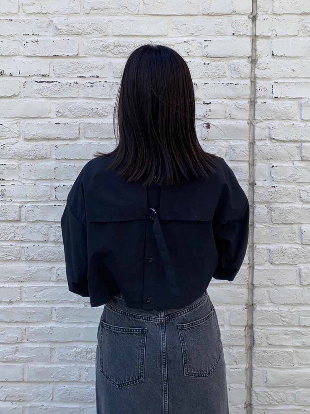 ブラック系のシャツ/ブラウス、ブラック系のデニムスカートを着用したレディースの春コーディネートの6枚目の写真