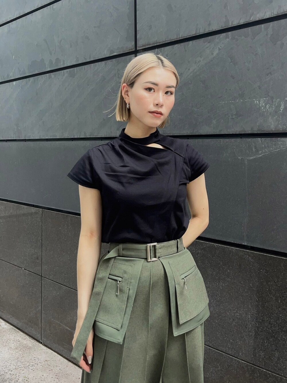 ブラック系のTシャツ/カットソー、グリーン系のスカートを着用したレディースの夏コーディネートの4枚目の写真