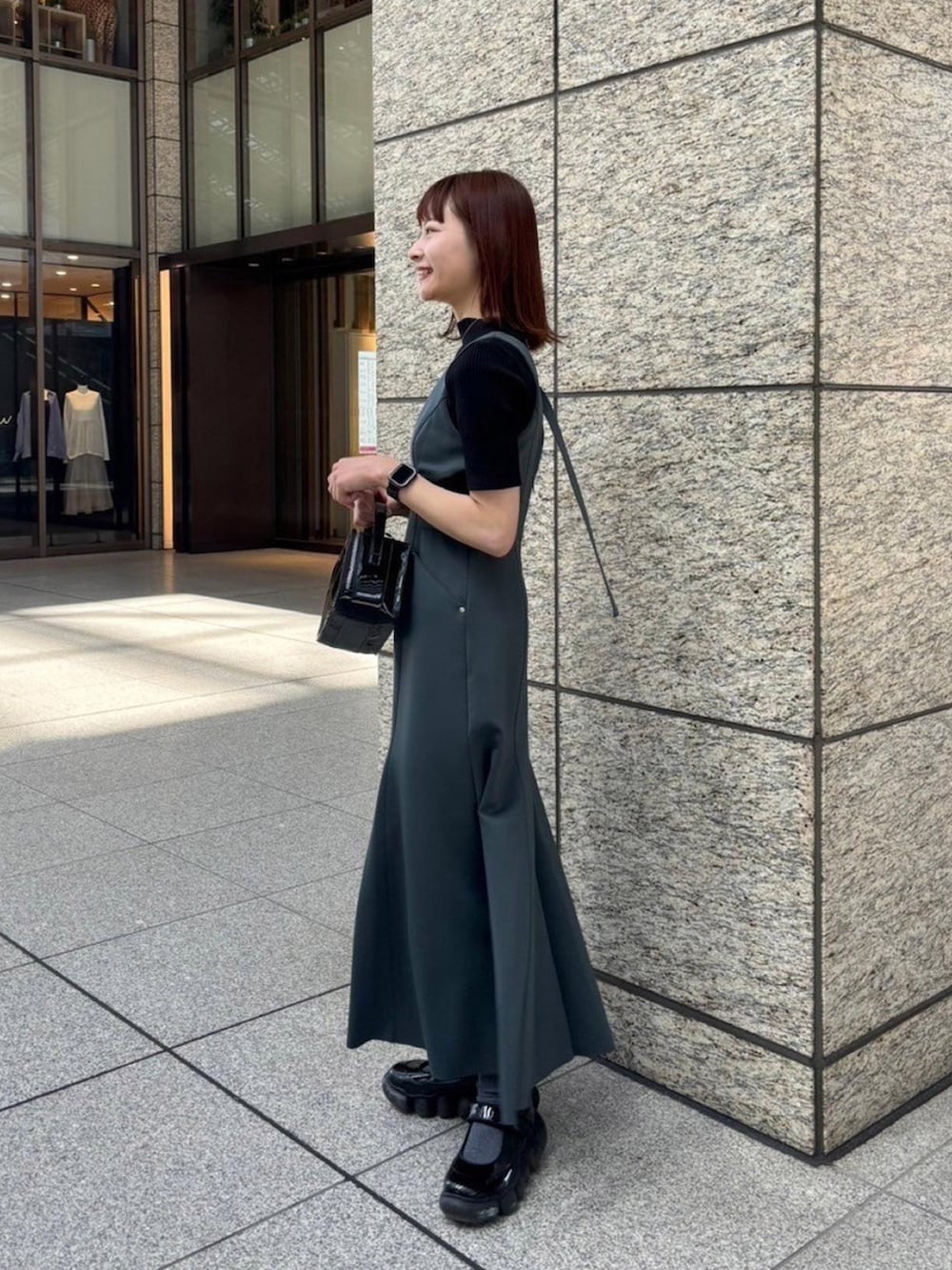 「UNITED TOKYOのカッティングストレッチジャンスカ（ジャンパースカート、グレー系）」を使った、UNITED TOKYO STAFFさん（レディース・159cm）の春コーディネートの2枚目の写真