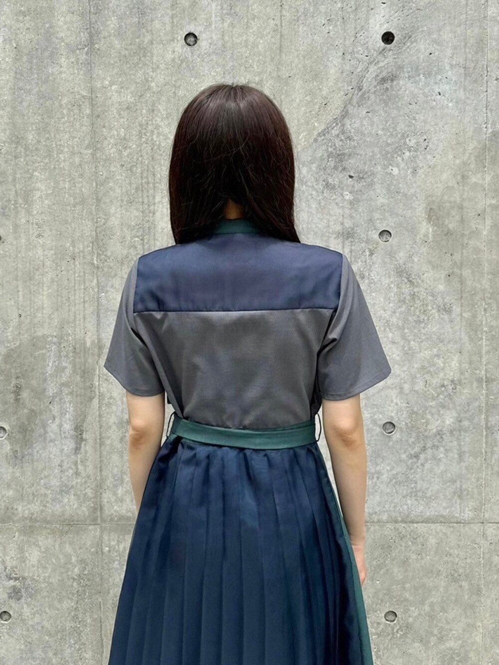 ブルー系のシャツワンピースを着用したレディースの春コーディネートの6枚目の写真