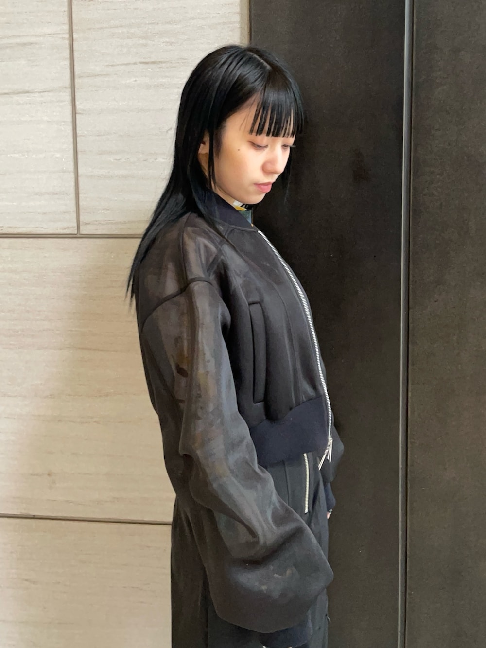 ブラック系のブルゾンを着用したレディースの春コーディネートの4枚目の写真