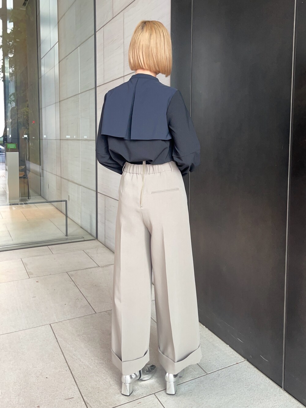 ブラック系のシャツ/ブラウス、ベージュ系のその他パンツを着用したレディースの春コーディネートの3枚目の写真