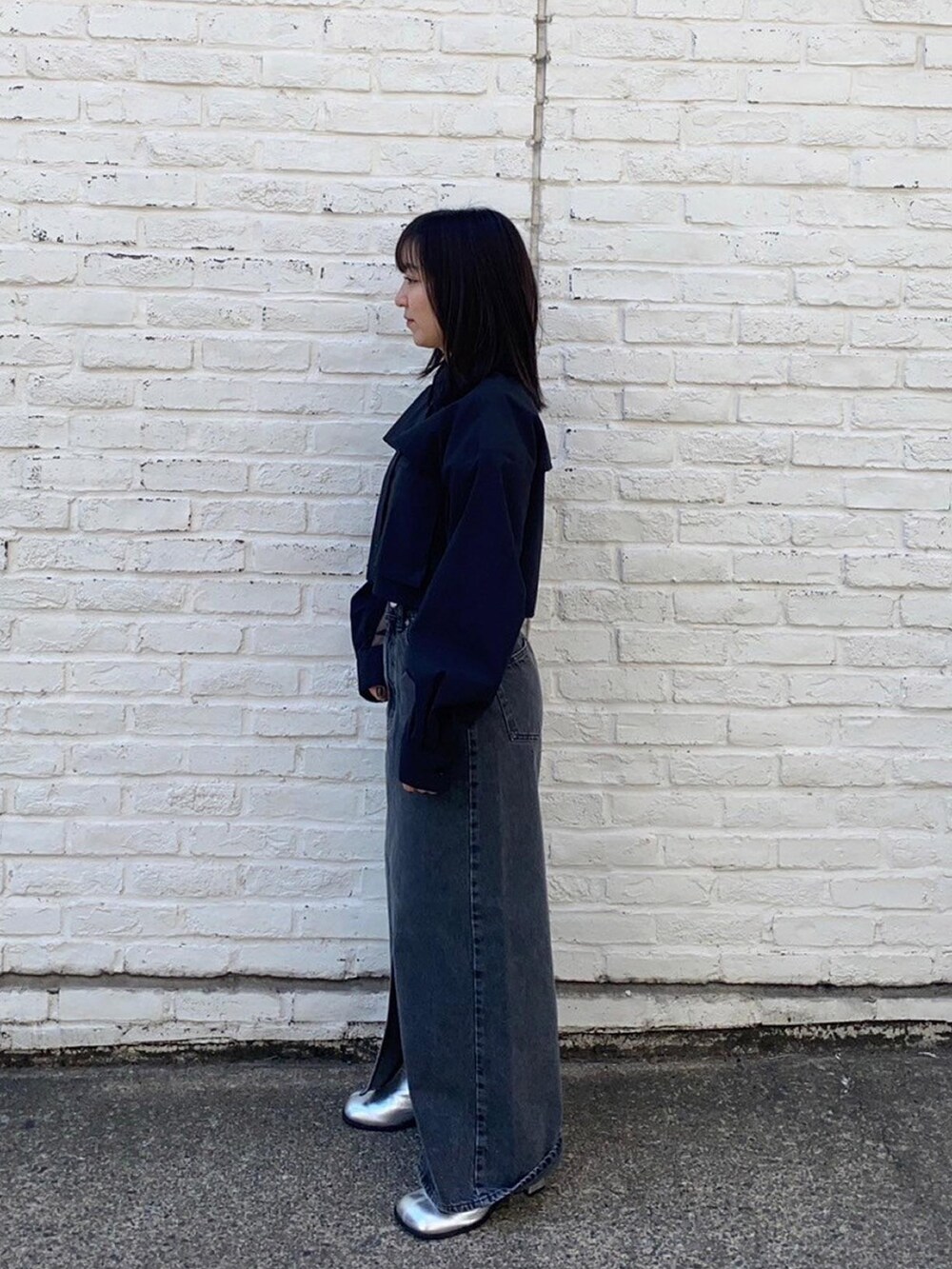 ブラック系のシャツ/ブラウス、ブラック系のデニムスカートを着用したレディースの春コーディネートの2枚目の写真