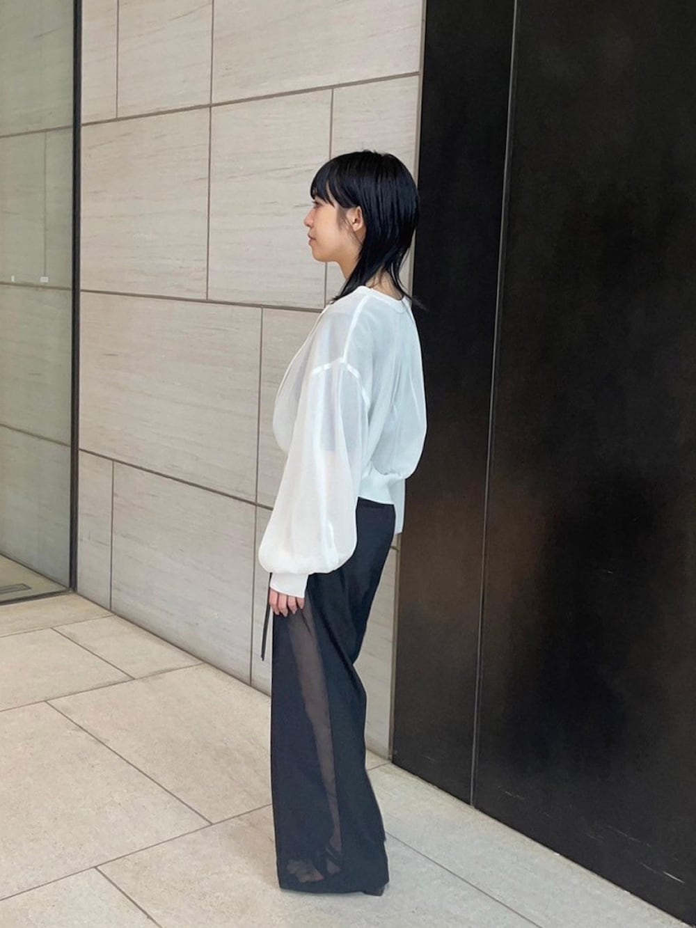 ホワイト系のカーディガン/ボレロを着用したレディースの春コーディネートの2枚目の写真