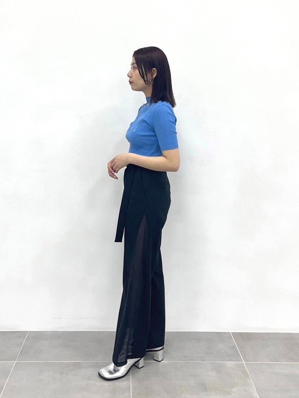 ブルー系のTシャツ/カットソー、ブラック系のその他パンツを着用したレディースの春コーディネートの2枚目の写真