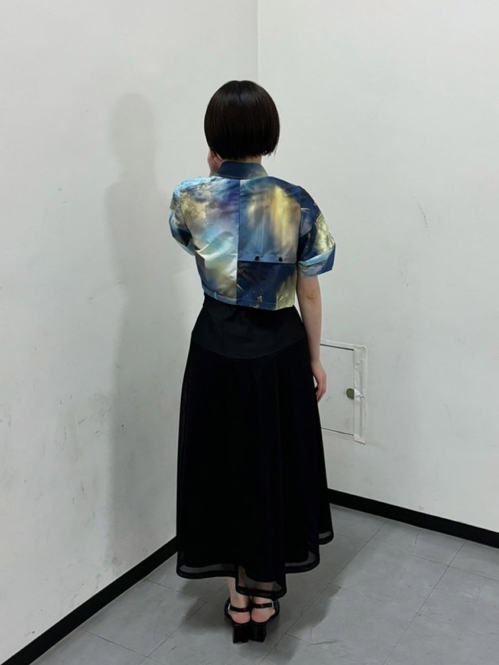 その他のシャツ/ブラウス、ブラック系のスカートを着用したレディースの春コーディネートの3枚目の写真