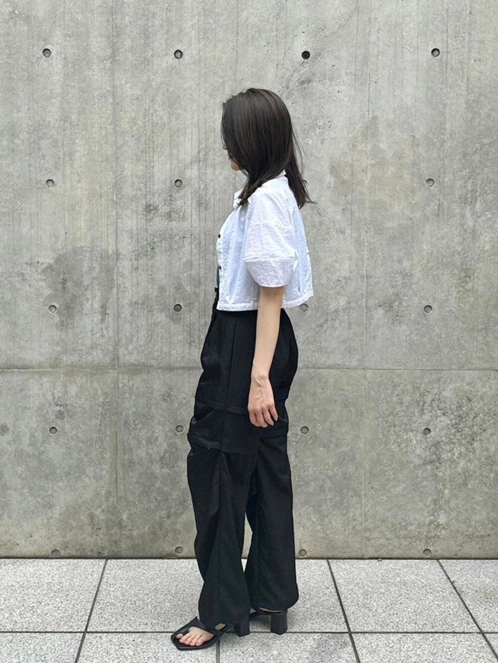 ホワイト系のシャツ/ブラウス、ブルー系のタンクトップ、ブラック系のカーゴパンツを着用したレディースの春コーディネートの4枚目の写真