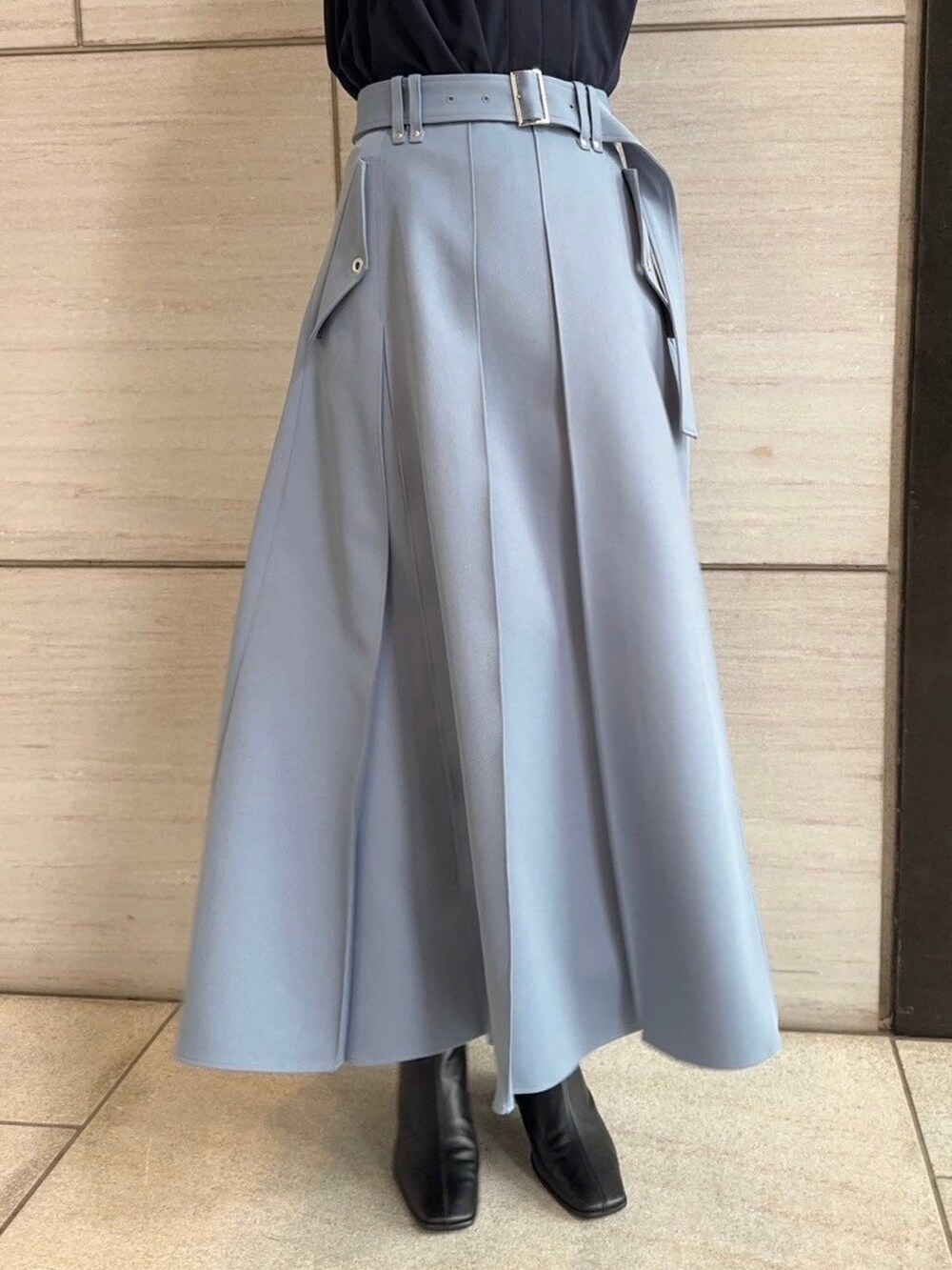 ブルー系のシャツ/ブラウス、ブルー系のスカートを着用したレディースの春コーディネートの7枚目の写真