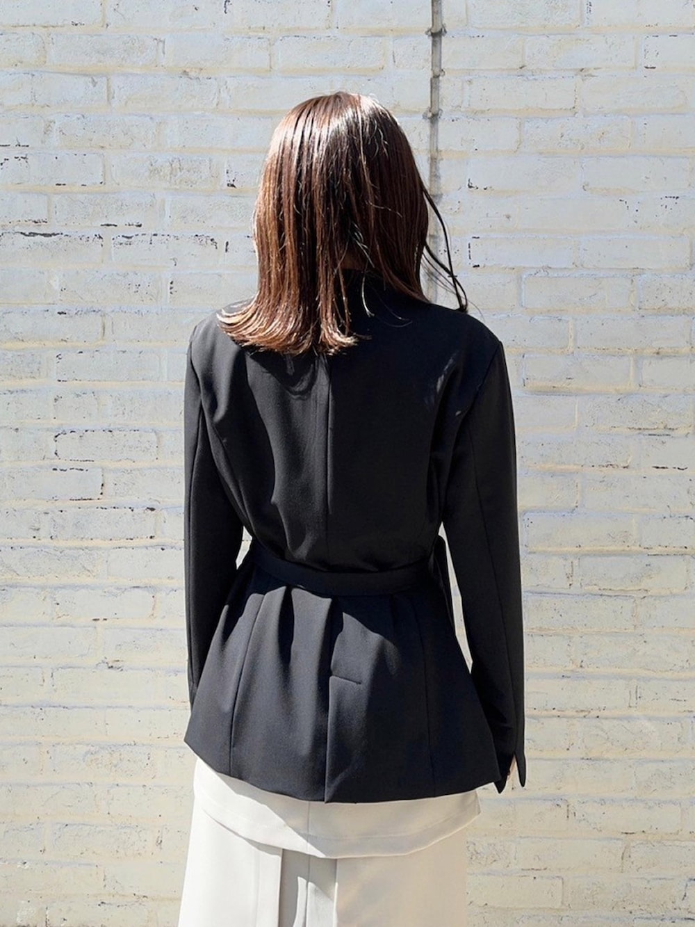 ブラック系のセットアップを着用したレディースの春コーディネートの6枚目の写真