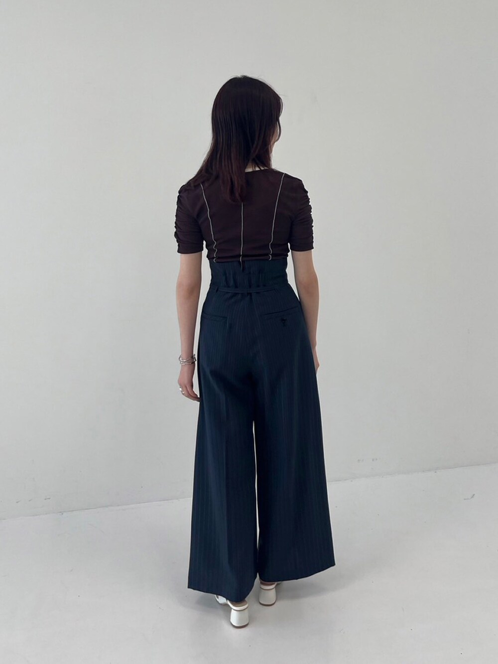 ブラウン系のTシャツ/カットソーを着用したレディースの夏コーディネートの2枚目の写真