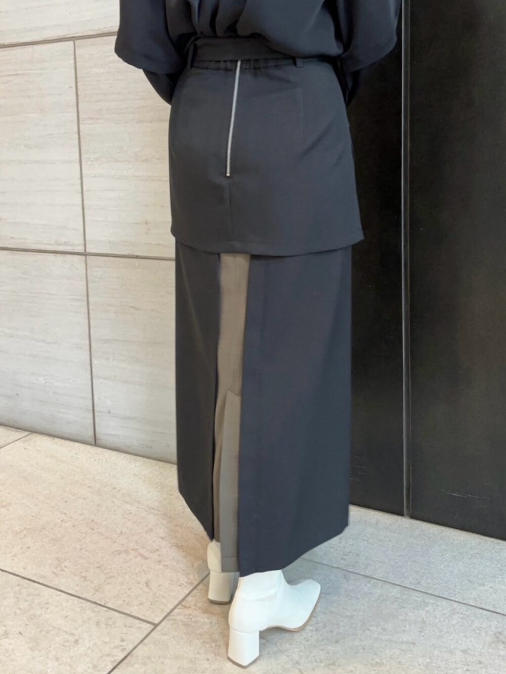 ブラック系のシャツ/ブラウス、ブラック系のスカートを着用したレディースの春コーディネートの9枚目の写真