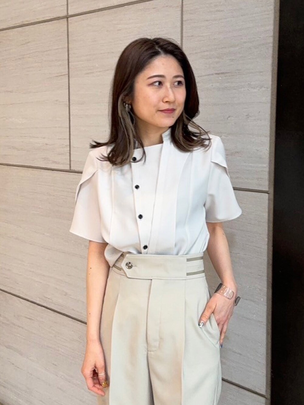 ベージュ系のシャツ/ブラウスを着用したレディースの春コーディネートの5枚目の写真