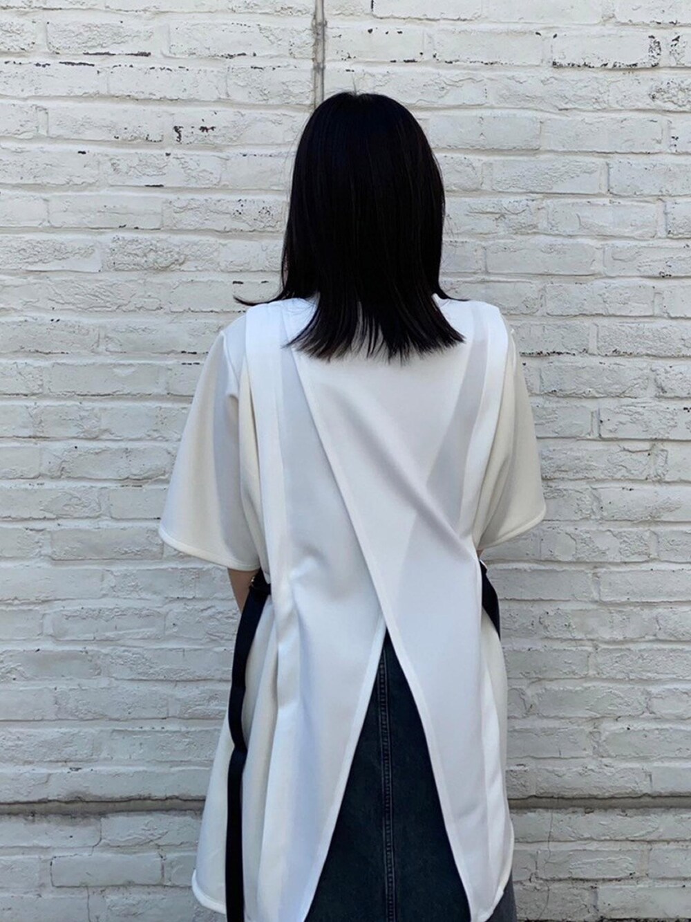 ホワイト系のTシャツ/カットソーを着用したレディースの春コーディネートの6枚目の写真