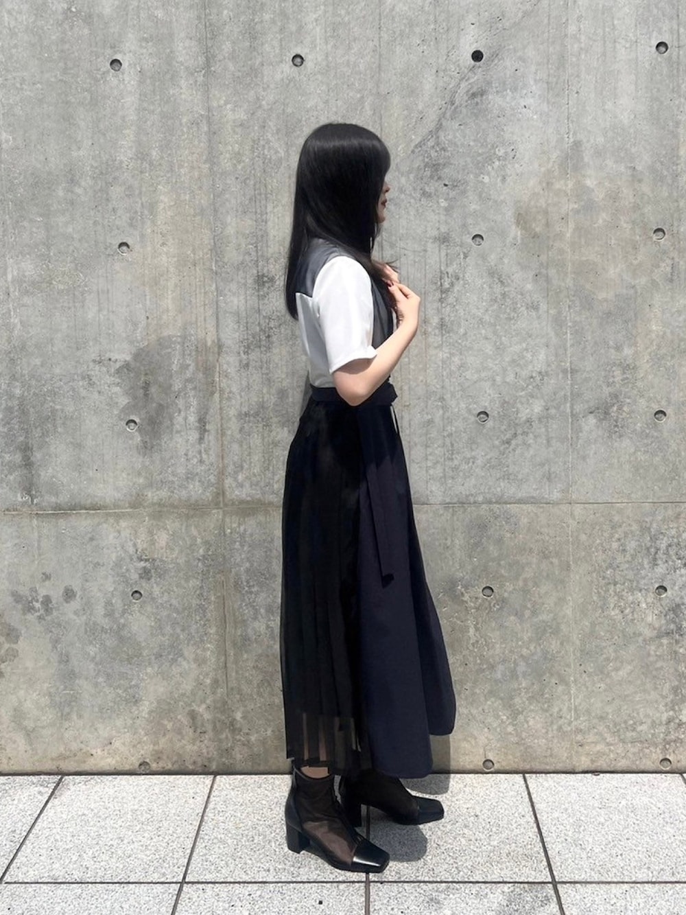 「UNITED TOKYOのシアードリームブロッキングワンピース（シャツワンピース、ブラック系）」を使った、UNITED TOKYO STAFFさん（レディース・157cm）の春コーディネートの4枚目の写真