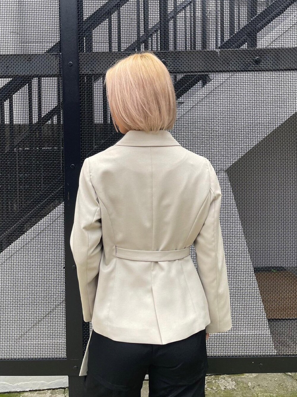 ベージュ系のセットアップ、ブラック系のカーゴパンツを着用したレディースの春コーディネートの7枚目の写真