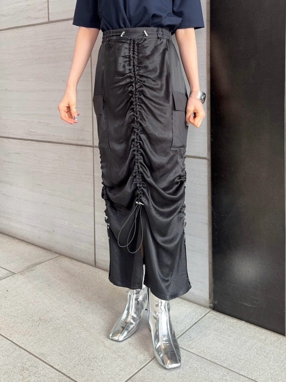 ブルー系のTシャツ/カットソー、ブラック系のスカートを着用したレディースの春コーディネートの6枚目の写真