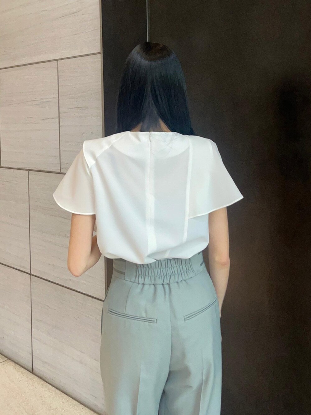 ホワイト系のシャツ/ブラウス、グリーン系のスラックスを着用したレディースの春コーディネートの6枚目の写真