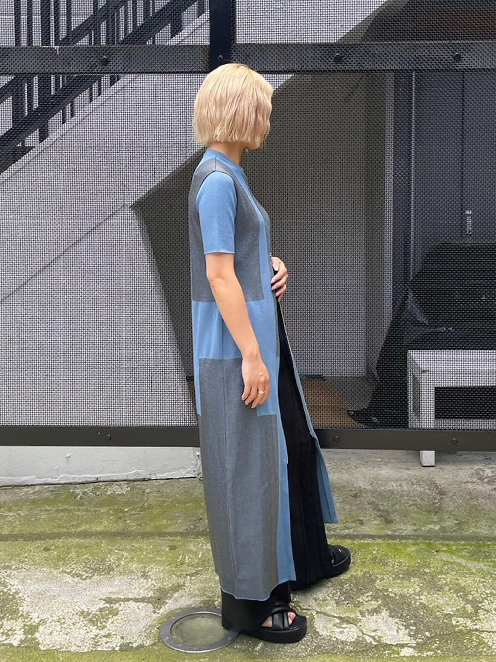 ブルー系のワンピース、ブラック系のその他パンツを着用したレディースの夏コーディネートの4枚目の写真