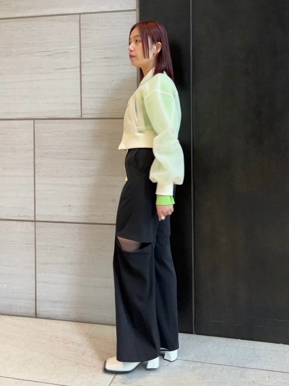 ベージュ系のブルゾン、グリーン系のニット/セーター、ブラック系のその他パンツを着用したレディースの春コーディネートの2枚目の写真