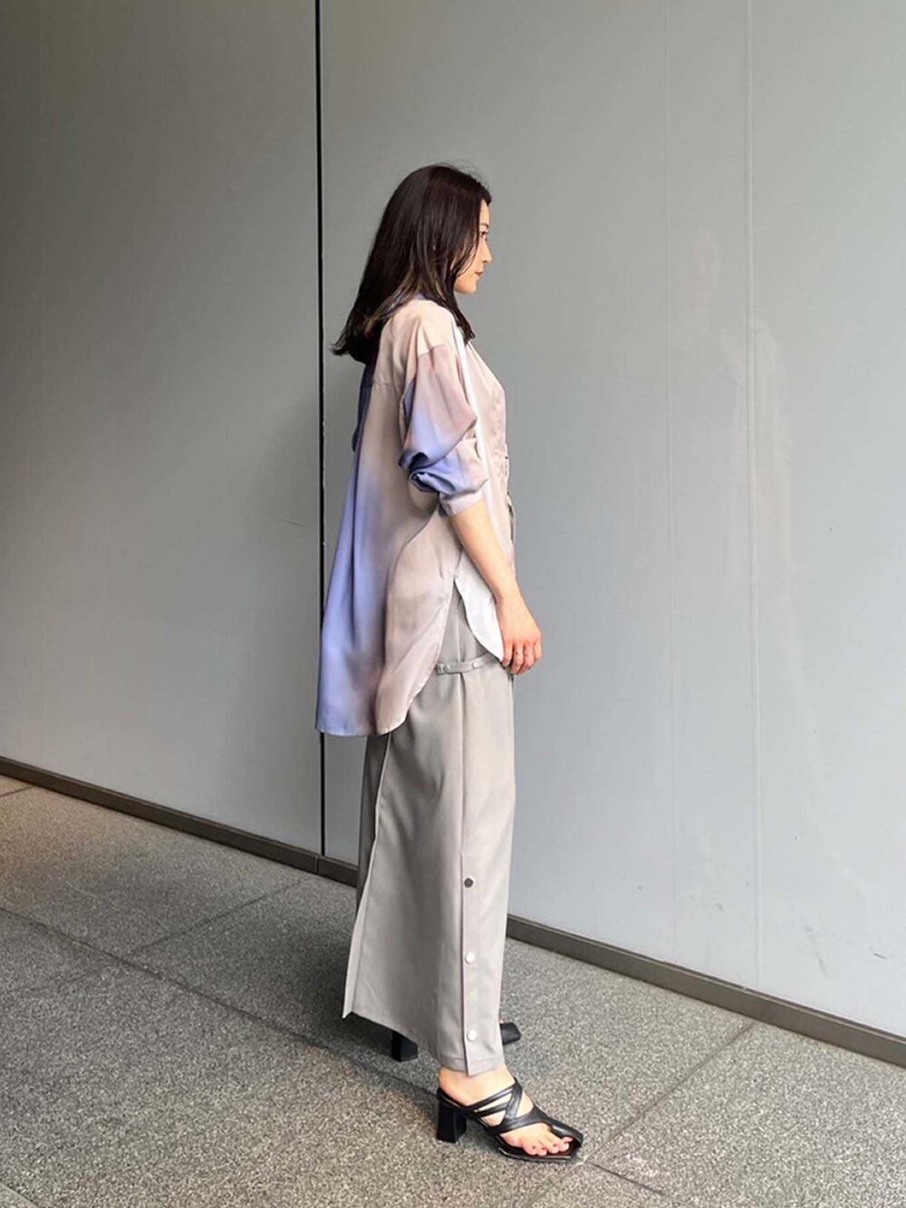 パープル系のシャツ/ブラウス、グレー系のスカートを着用したレディースの夏コーディネートの3枚目の写真