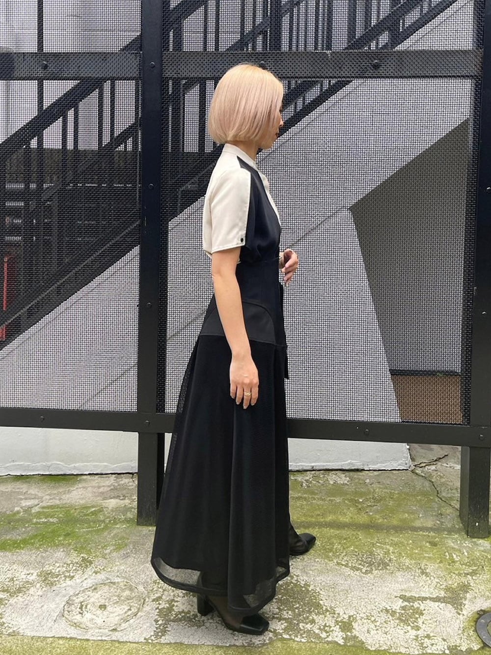 ベージュ系のシャツ/ブラウス、ブラック系のスカートを着用したレディースの春コーディネートの4枚目の写真