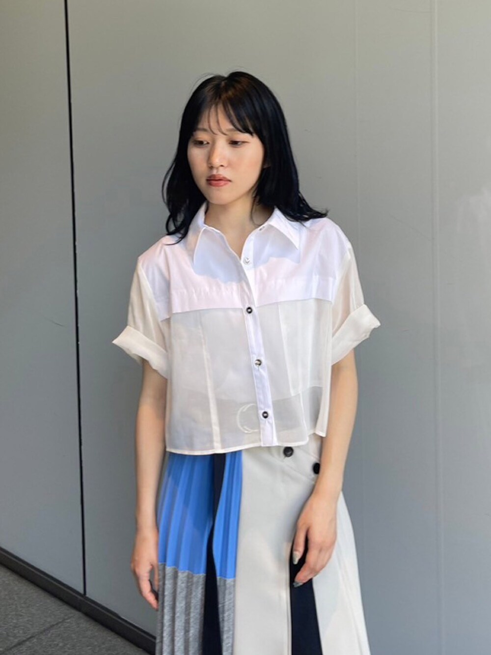 ホワイト系のシャツ/ブラウス、ブルー系のスカートを着用したレディースの夏コーディネートの4枚目の写真