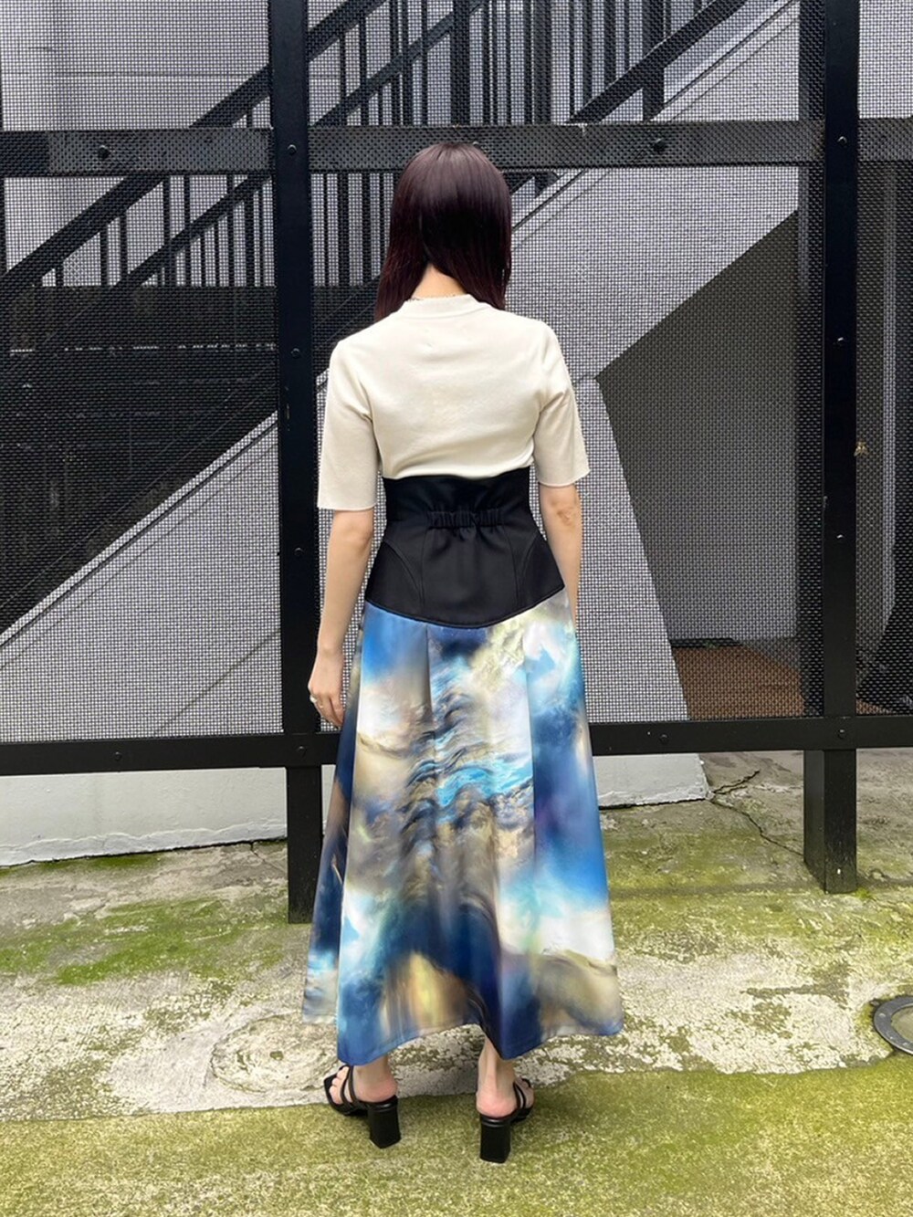 ホワイト系のニット/セーター、その他のスカートを着用したレディースの春コーディネートの3枚目の写真