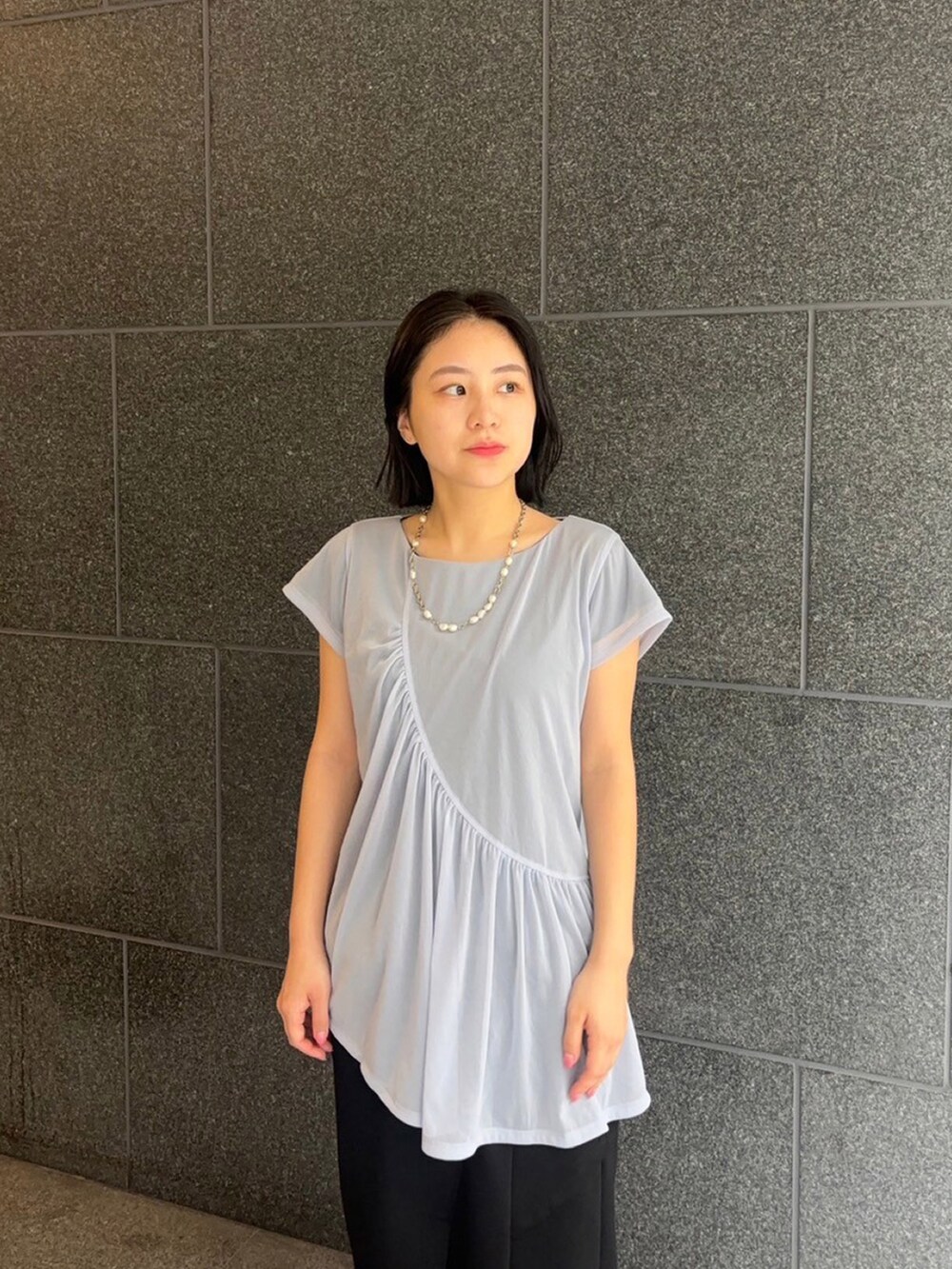 ブルー系のTシャツ/カットソー、ブラック系のスカートを着用したレディースの夏コーディネートの3枚目の写真