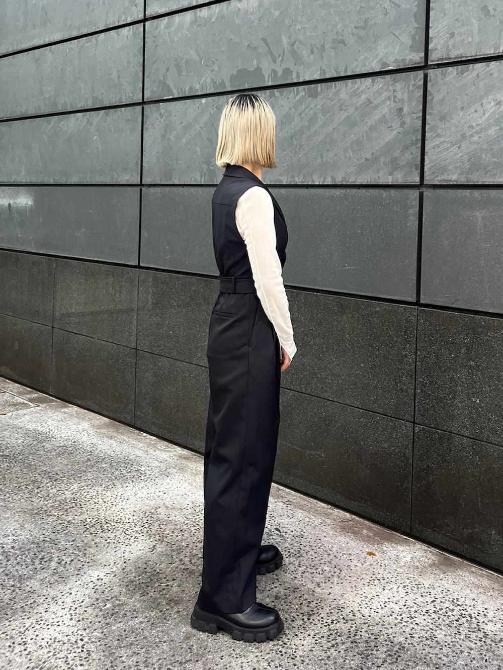 ブラック系のつなぎ/オールインワン、ホワイト系のTシャツ/カットソーを着用したレディースの秋コーディネートの2枚目の写真