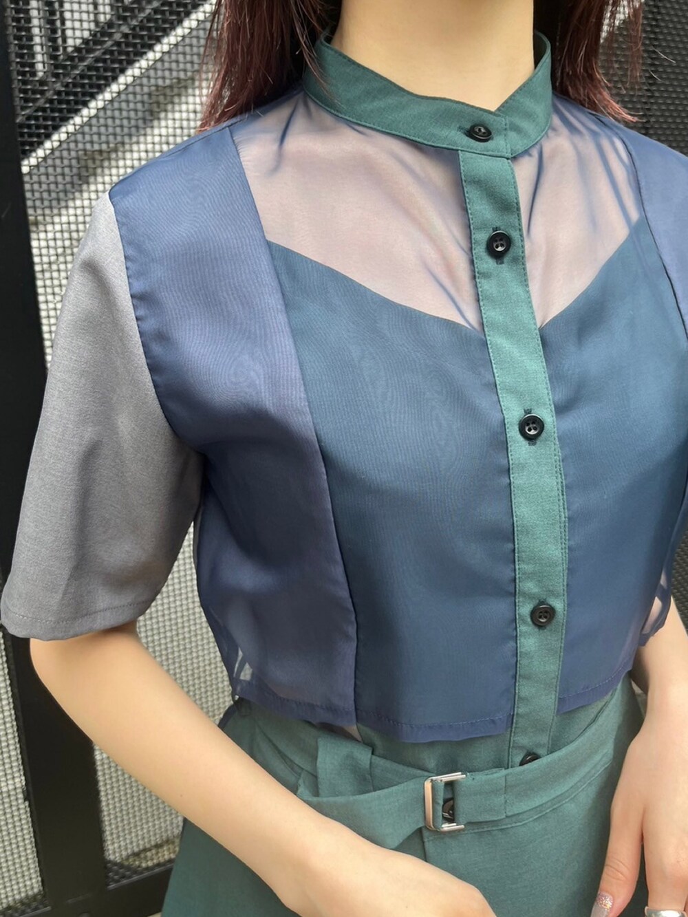 ブルー系のシャツワンピースを着用したレディースの春コーディネートの5枚目の写真