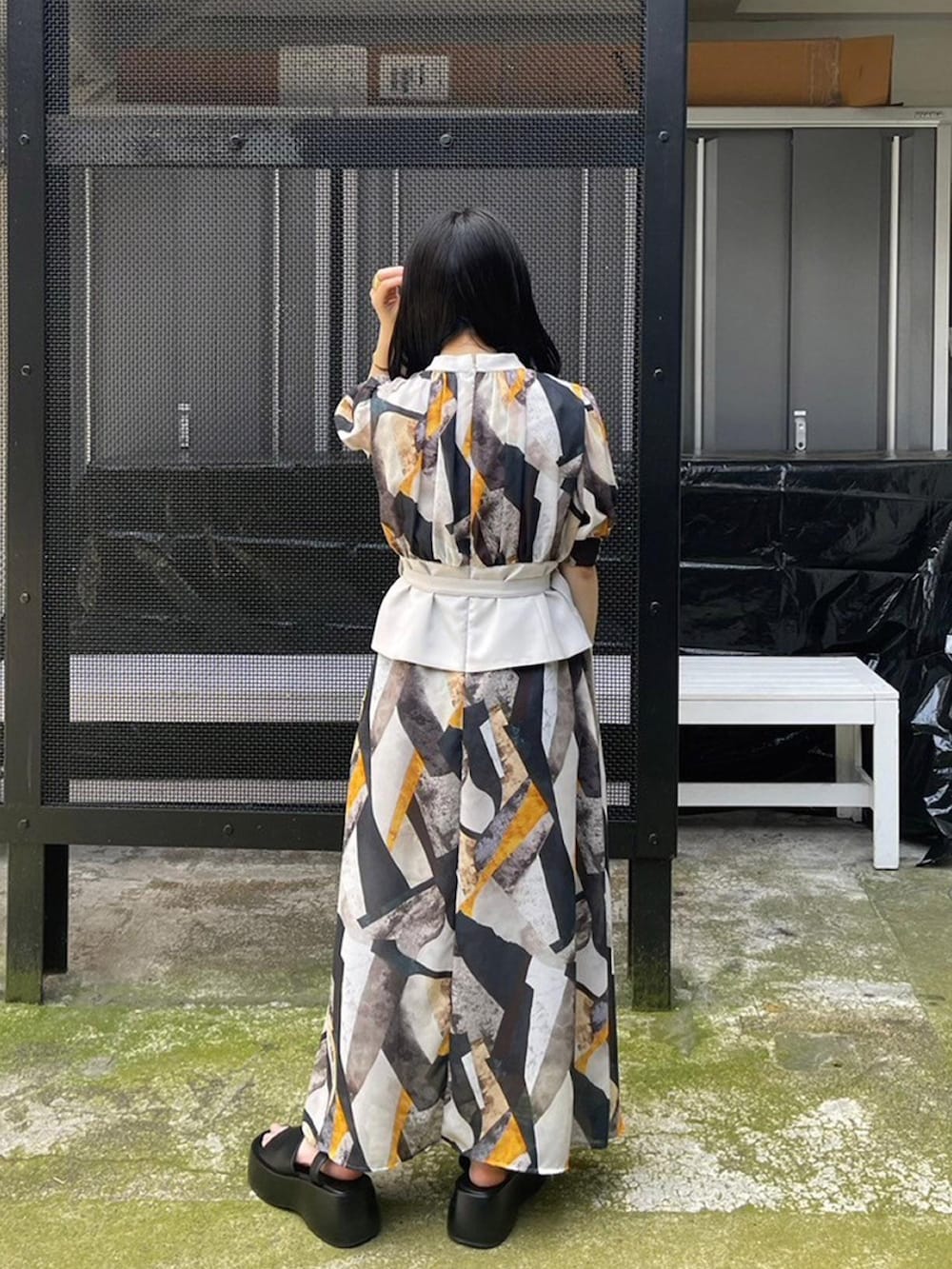 イエロー系のワンピースを着用したレディースの春コーディネートの3枚目の写真