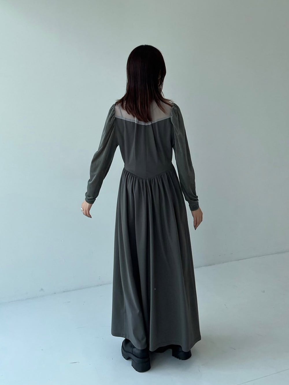 グリーン系のワンピースを着用したレディースの秋コーディネートの3枚目の写真