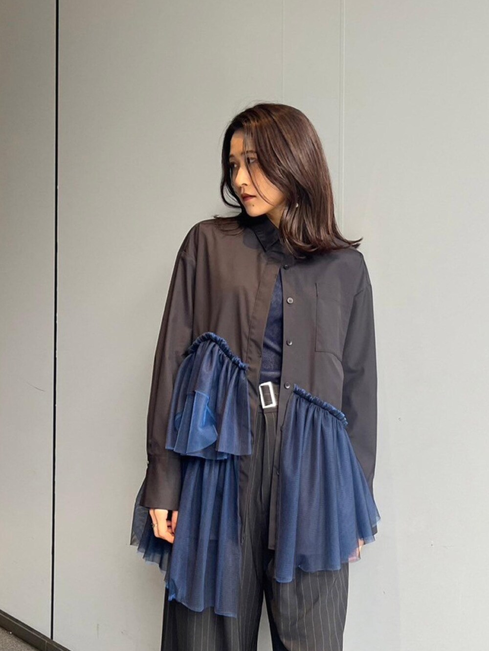 ブラック系のシャツ/ブラウス、ブラック系のその他パンツを着用したレディースの秋コーディネートの4枚目の写真