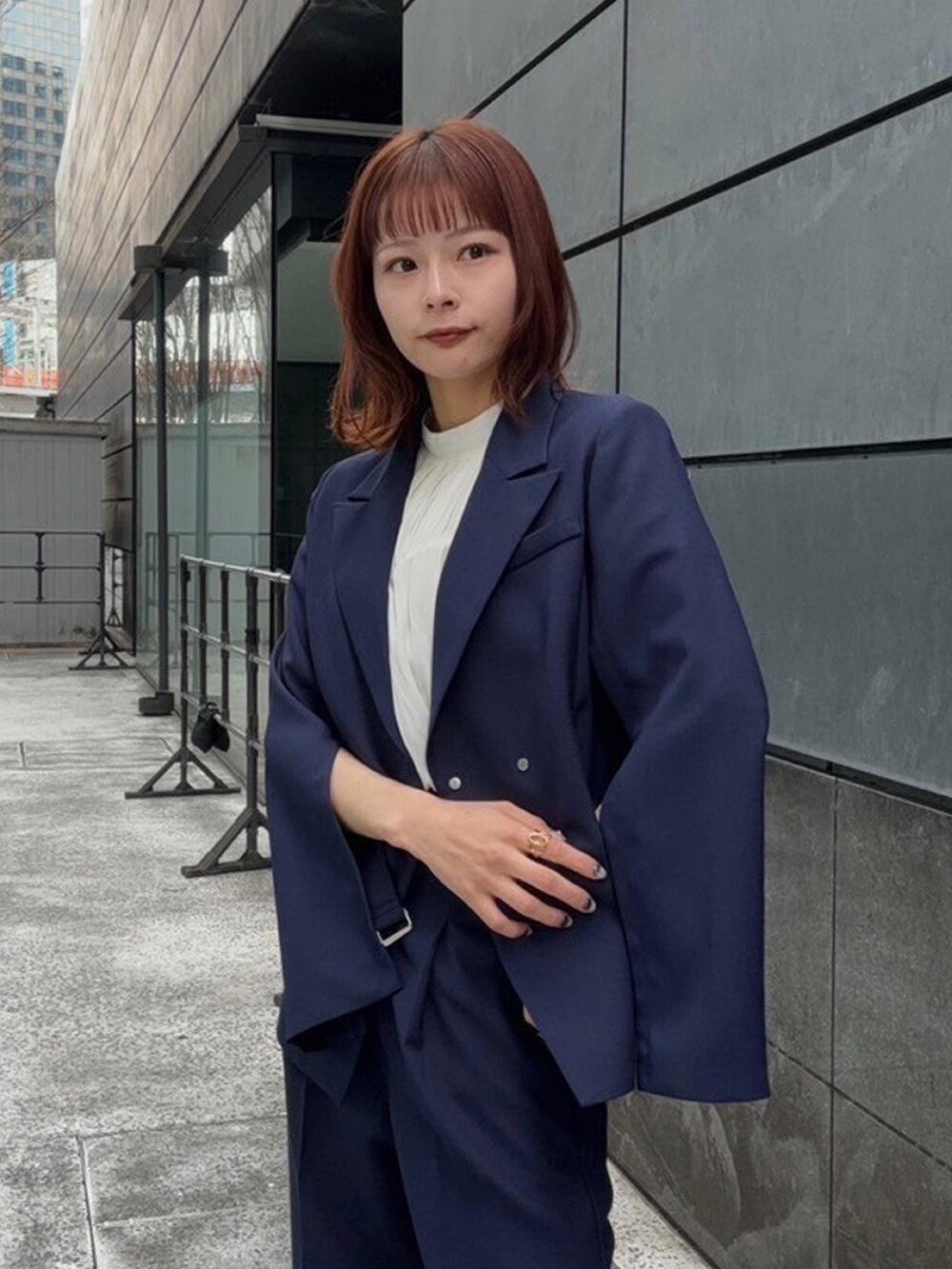 ブルー系のセットアップ、ブルー系のスラックスを着用したレディースの春コーディネートの2枚目の写真