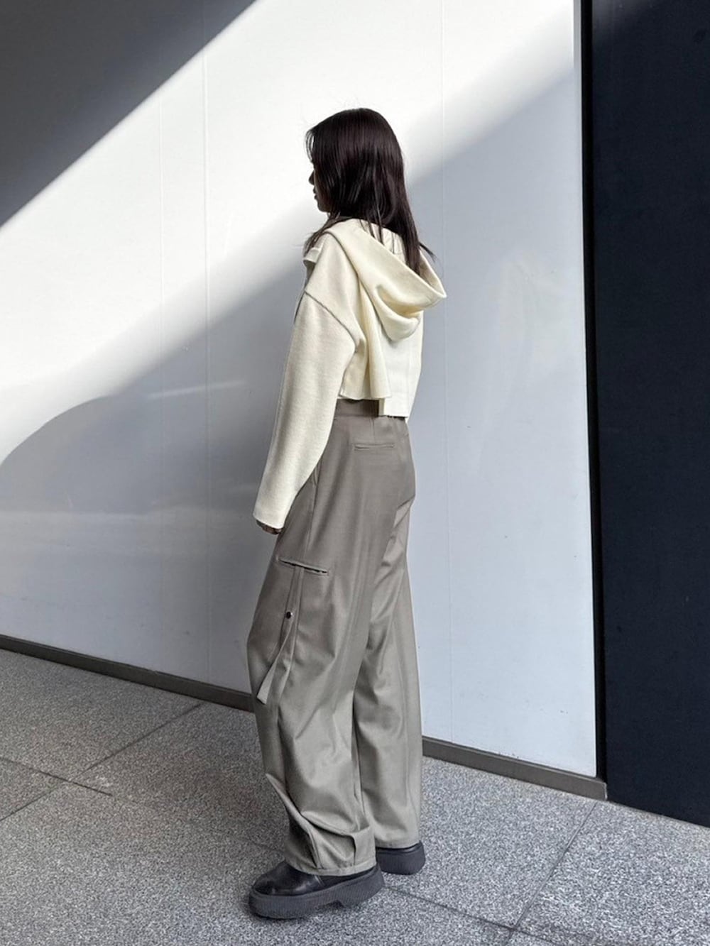 ホワイト系のニット/セーター、グリーン系のその他パンツを着用したレディースの秋コーディネートの2枚目の写真