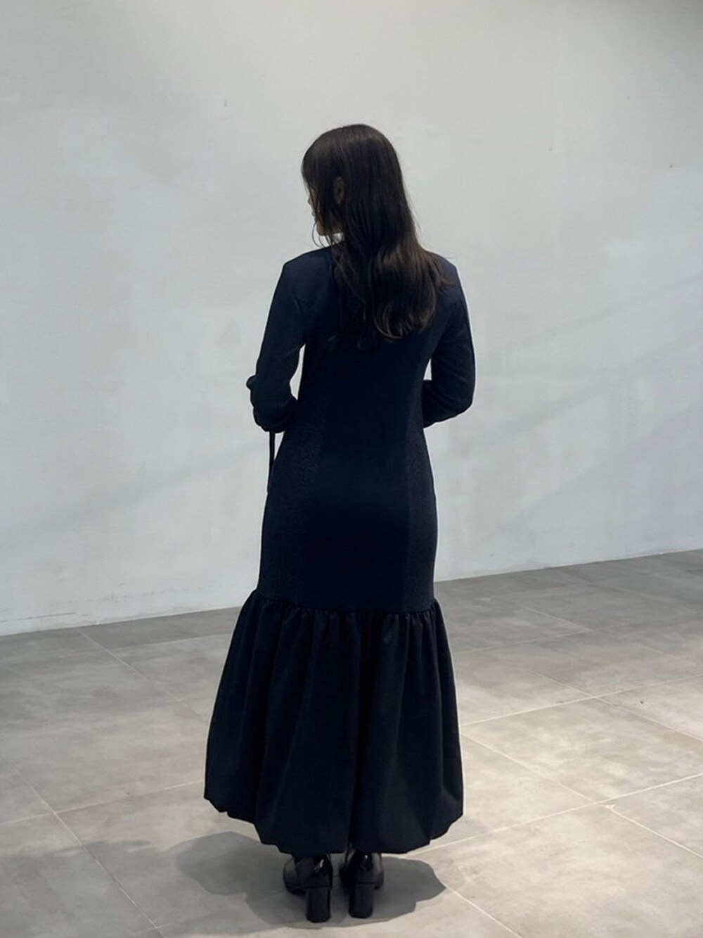 ブルー系のワンピースを着用したレディースの秋コーディネートの3枚目の写真