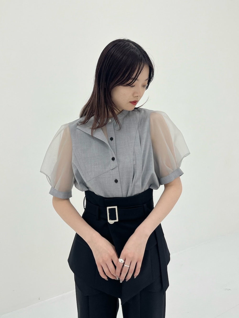 「UNITED TOKYOのフロントレイヤーシアースリーブブラウス（シャツ/ブラウス、グレー系）」を使った、UNITED TOKYO STAFFさん（レディース・163cm）の夏コーディネートの3枚目の写真
