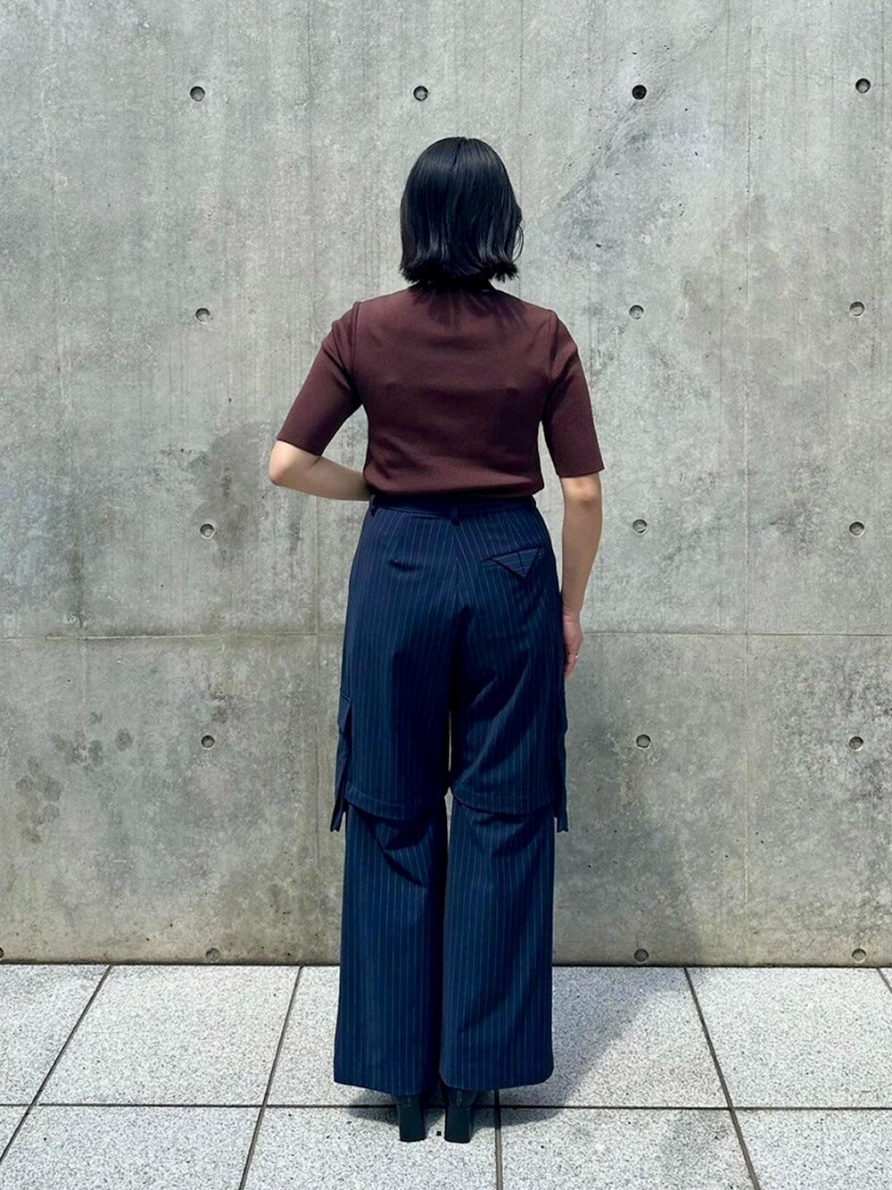 ブルー系のカーゴパンツを着用したレディースの春コーディネートの3枚目の写真