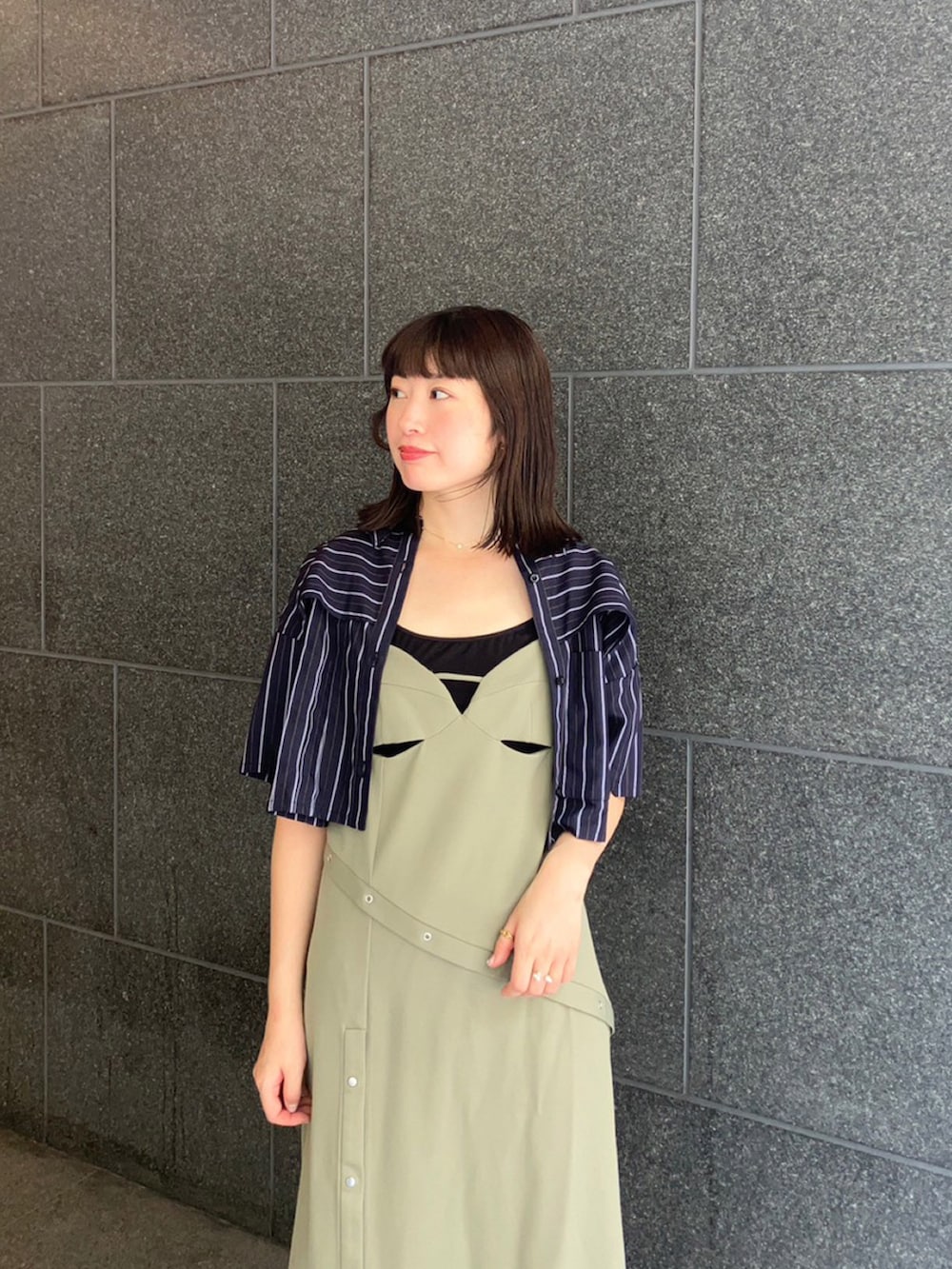 グリーン系のワンピース、ブルー系のシャツ/ブラウスを着用したレディースの夏コーディネートの3枚目の写真