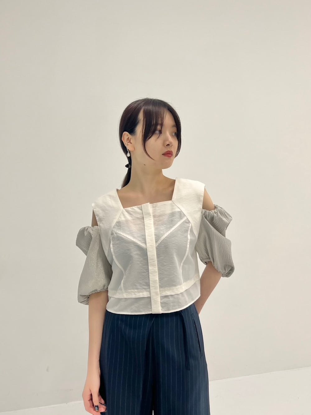 ホワイト系のシャツ/ブラウス、その他のスラックスを着用したレディースの夏コーディネートの2枚目の写真