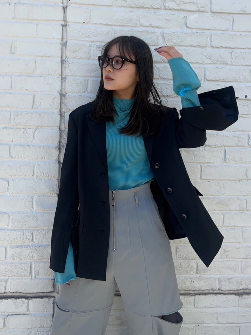 ブラック系のテーラードジャケットを着用したレディースの春コーディネートの5枚目の写真