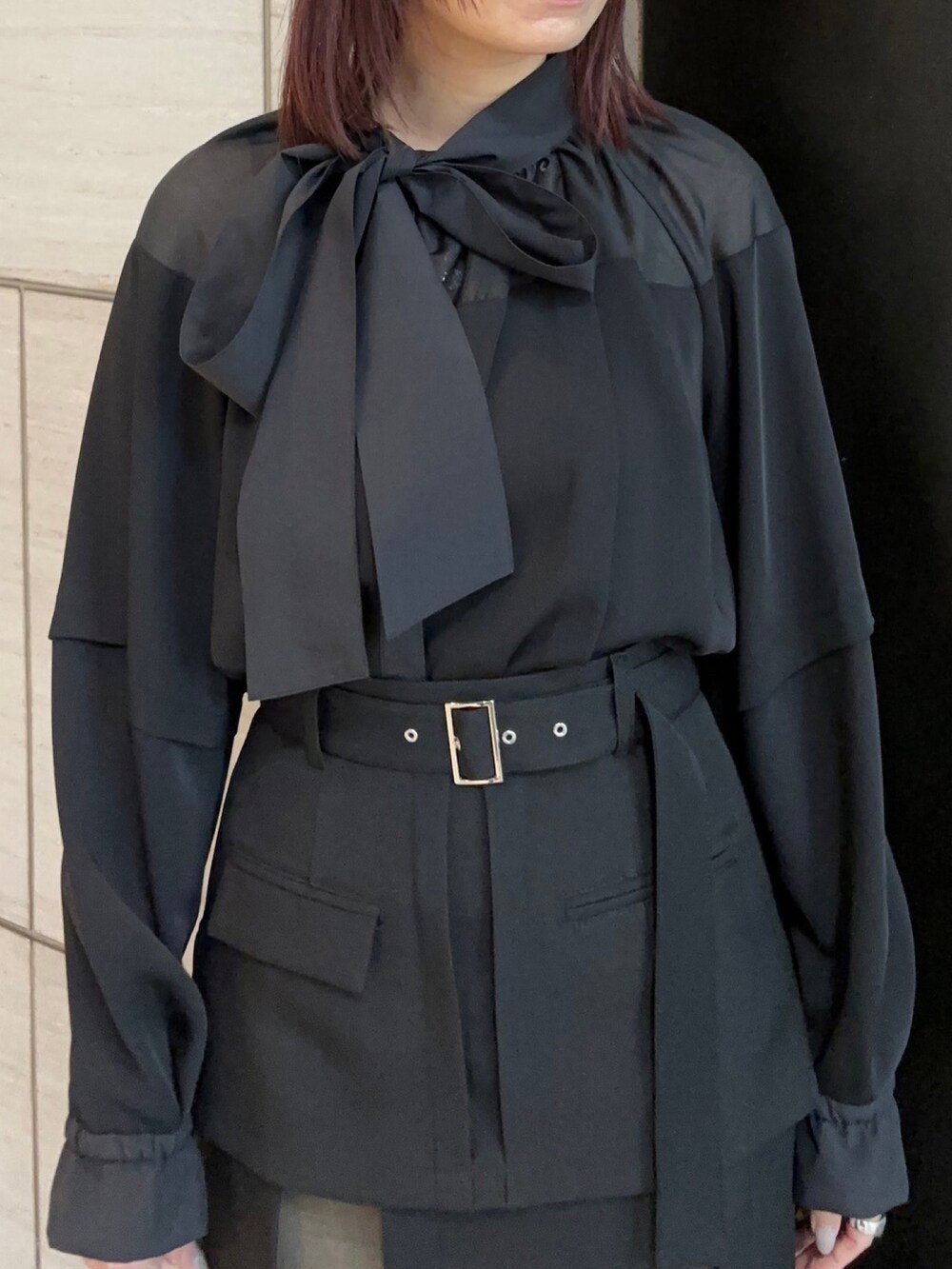 ブラック系のシャツ/ブラウス、ブラック系のスカートを着用したレディースの春コーディネートの4枚目の写真