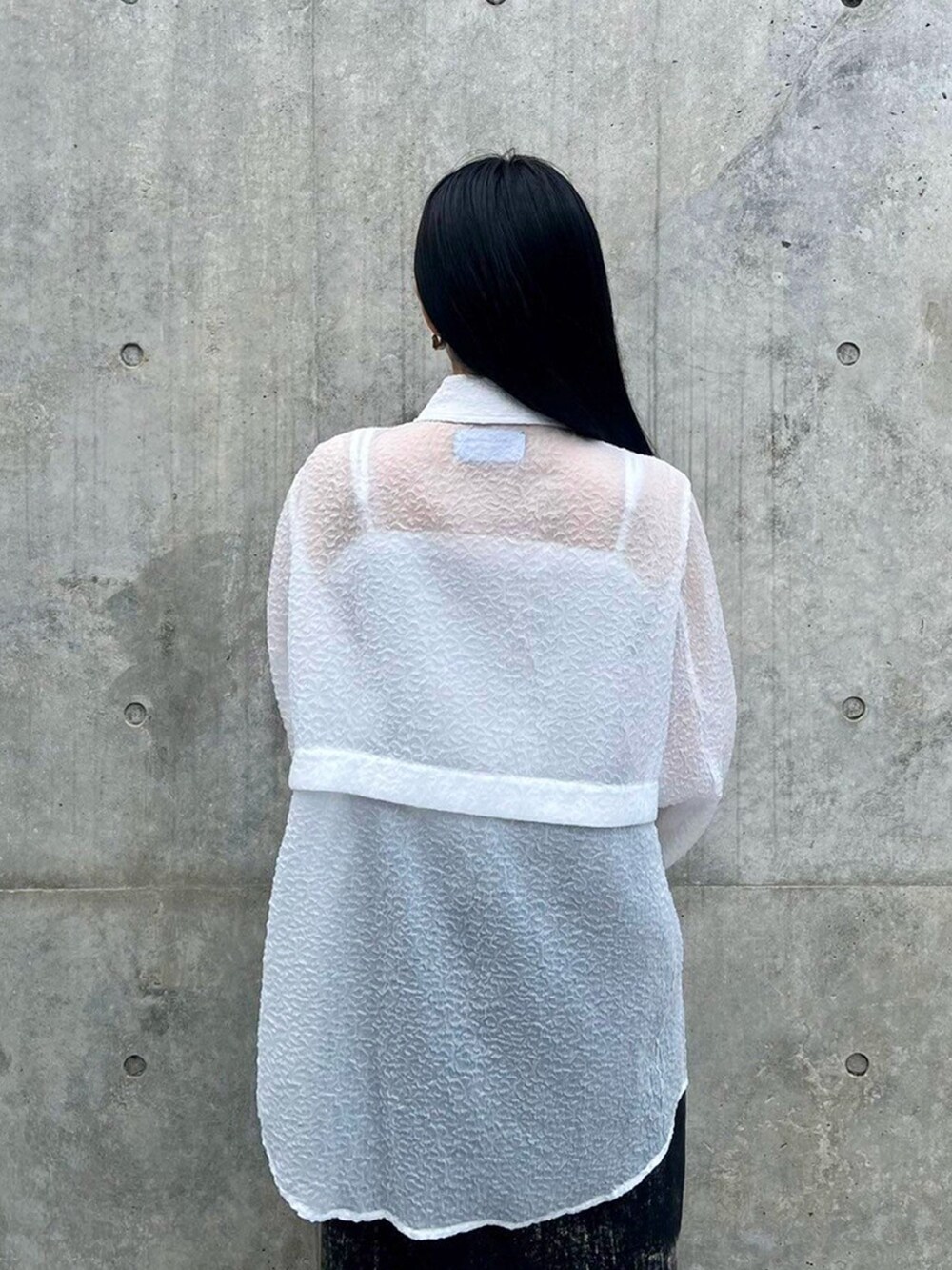 ホワイト系のシャツ/ブラウスを着用したレディースの春コーディネートの6枚目の写真