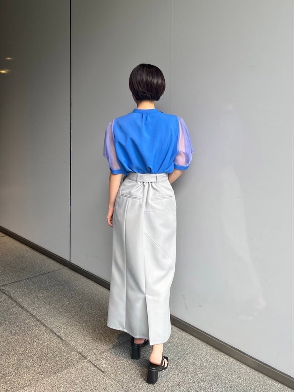 ブルー系のシャツ/ブラウス、グレー系のスカートを着用したレディースの夏コーディネートの3枚目の写真