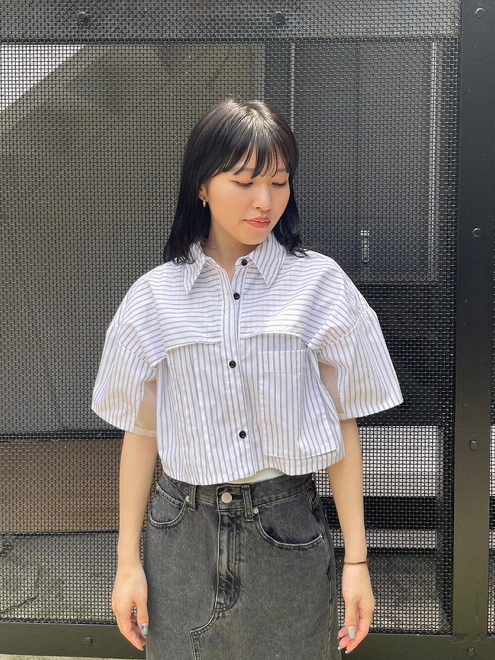 その他のシャツ/ブラウス、ブラック系のデニムスカートを着用したレディースの春コーディネートの4枚目の写真