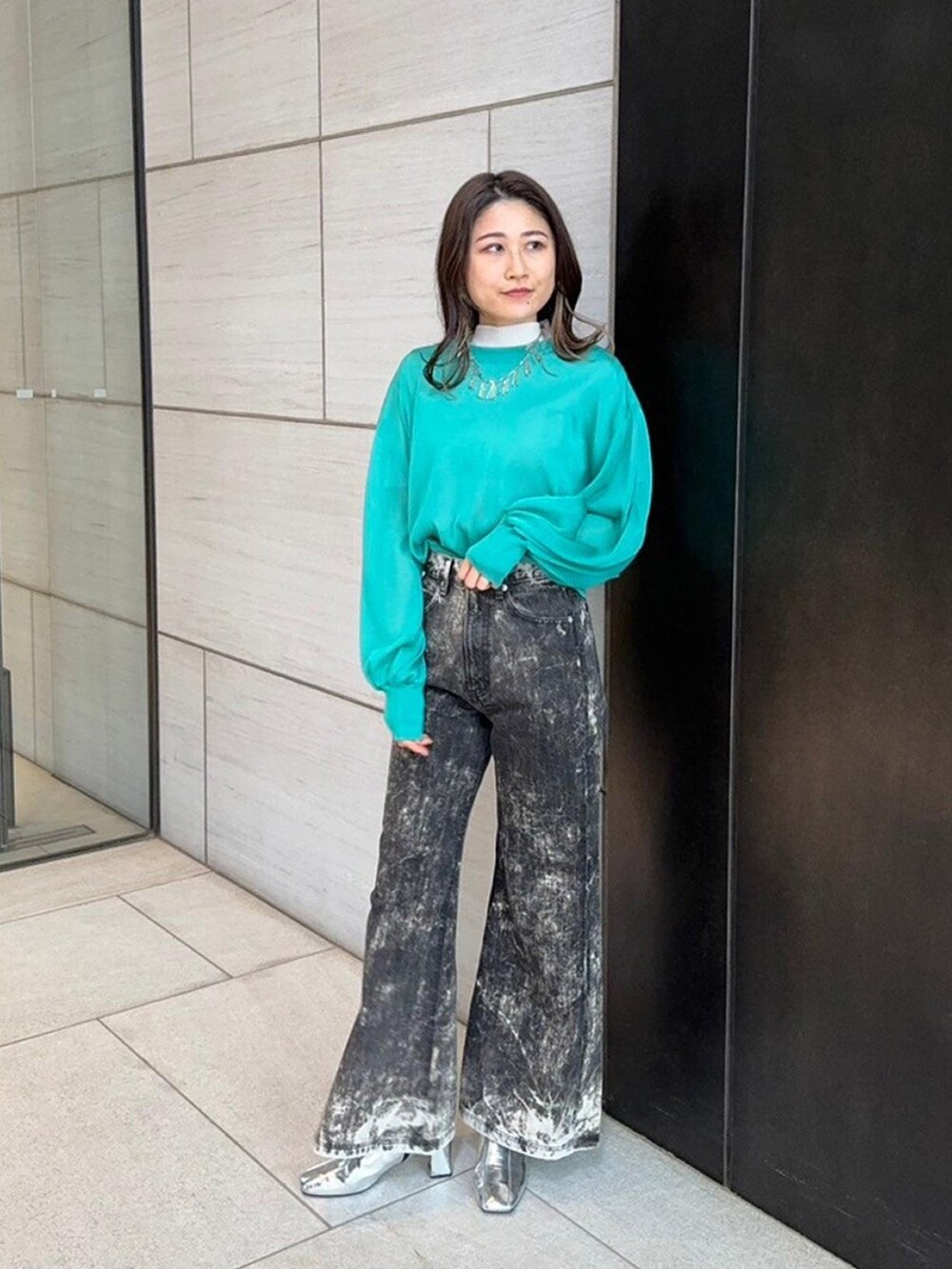 グリーン系のカーディガン/ボレロを着用したレディースの春コーディネートの7枚目の写真