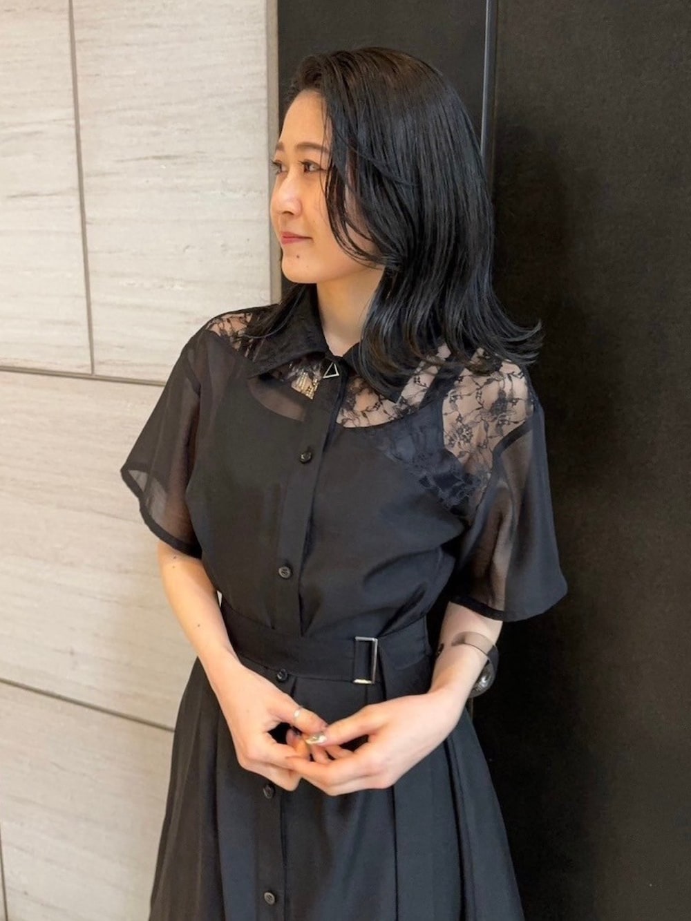 ブラック系のシャツワンピースを着用したレディースの春コーディネートの5枚目の写真