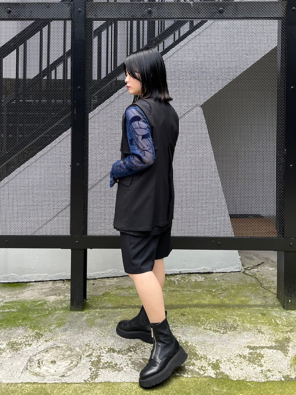 ブラック系のベスト、ブルー系のTシャツ/カットソー、ブラック系のその他パンツを着用したレディースの春コーディネートの3枚目の写真