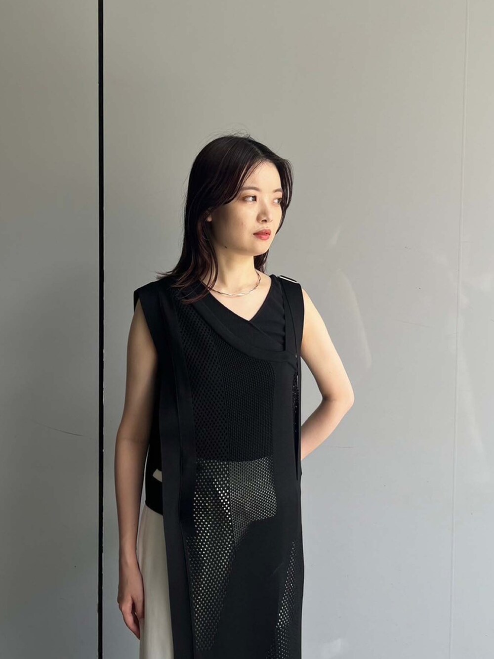 ブラック系のワンピース、ホワイト系のスラックスを着用したレディースの夏コーディネートの4枚目の写真