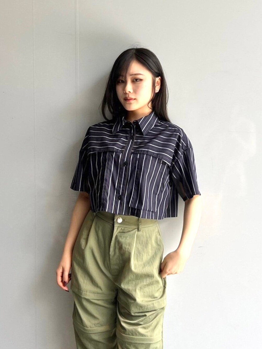 ブルー系のシャツ/ブラウス、グリーン系のカーゴパンツを着用したレディースの春コーディネートの5枚目の写真